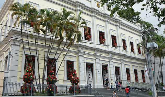 Comissão entrega presentes a 628 idosos abrigados em instituições (21/12/2015 00:00:00)