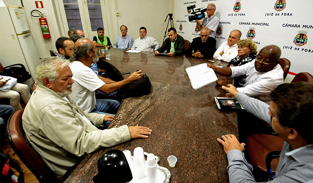 Servidores pedem auxílio em negociação salarial (23/06/2016 00:00:00)