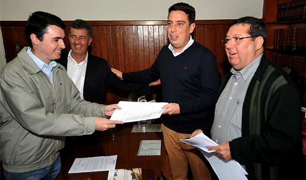 Prefeito vem à Câmara entregar mensagens que reajusta salário dos servidores municipais (28/06/2016 00:00:00)