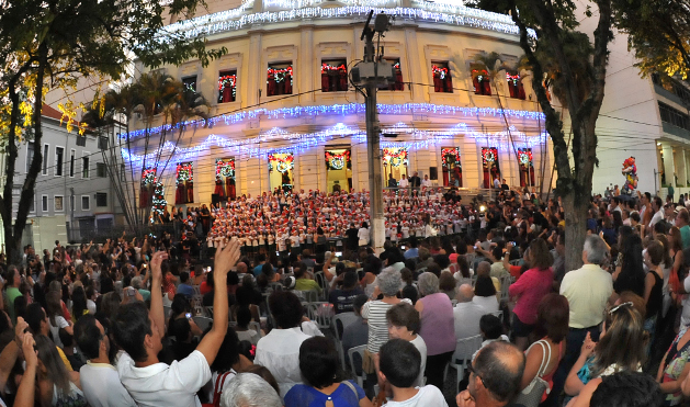 Juiz-foranos prestigiam primeira noite do Canta e Encanta: Coral dos Curumins se apresenta nesta terça (06/12/2016 00:00:00)