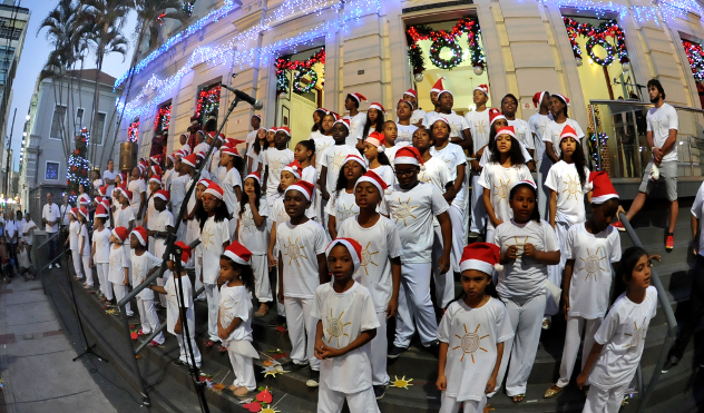 80 crianças dos curumins cantam e encantam nas escadarias da Câmara (07/12/2016 00:00:00)
