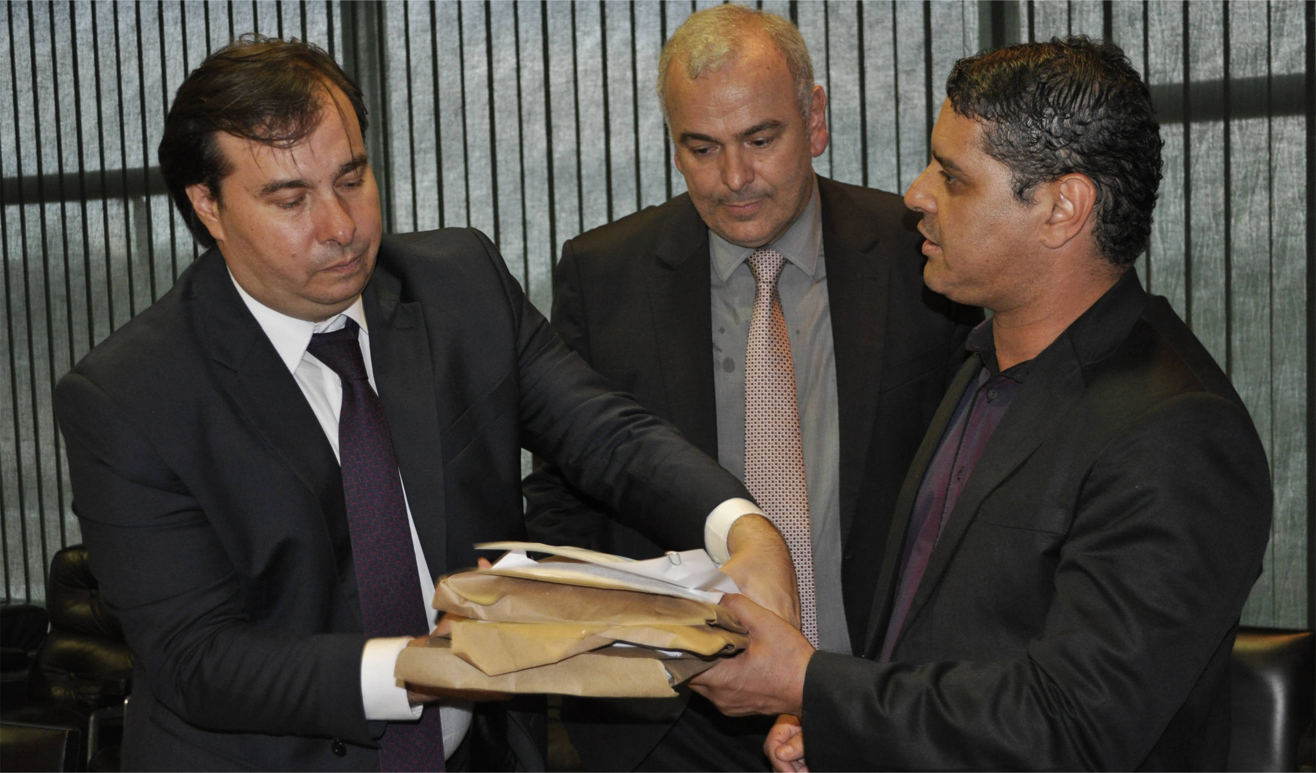 Vereador Cido entrega Representação para presidente da Câmara do Deputados (19/12/2016 00:00:00)