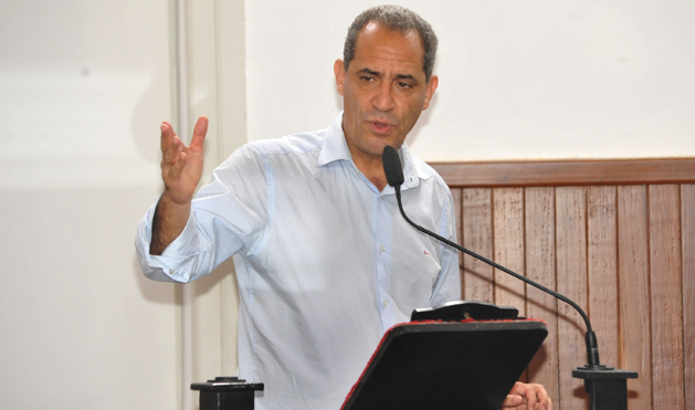 Castelar quer impedir acumulação de  funções de motorista e cobrador (10/03/2017 00:00:00)