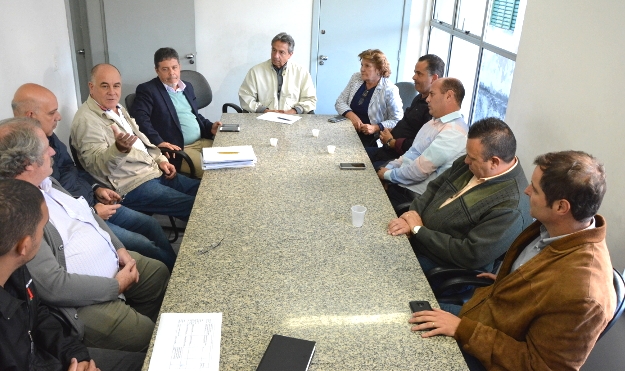 Vereadores se reúnem com direção do Demlurb e buscam soluções para falhas na frota de caminhões (26/06/2017 00:00:00)