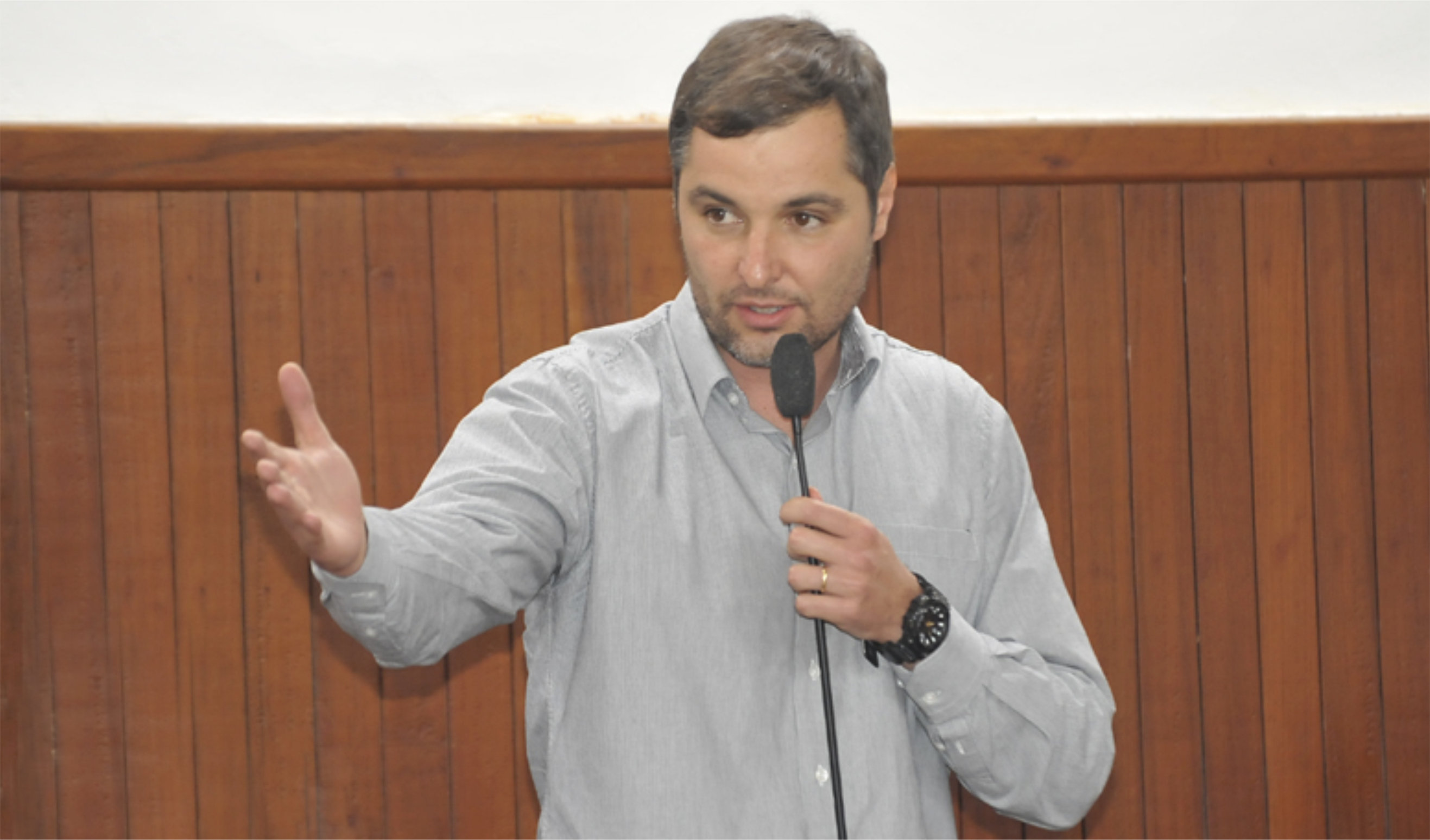 Marlon apresenta projeto de lei sobre o Disque Adoção de Animais (14/07/2017 00:00:00)