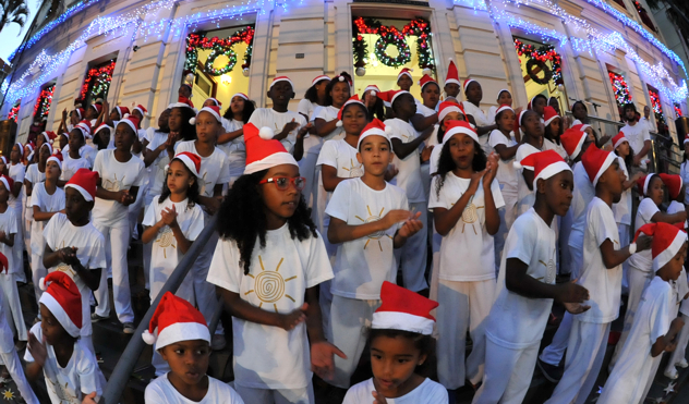 Coral dos Curumins e Banda da PM ocupam janelas e escadarias do Palácio Barbosa Lima (11/12/2017 00:00:00)