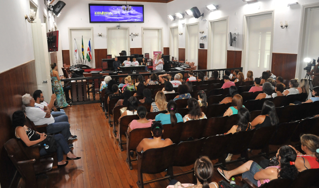 Vereadora Delegada Sheila ministra palestra sobre violência contra a mulher (06/03/2018 00:00:00)