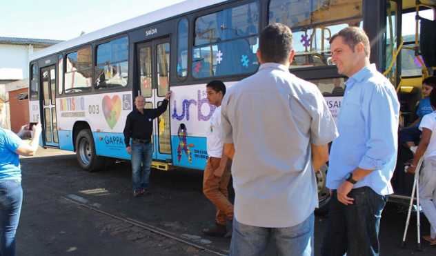 Marlon participa de adesivação de ônibus urbano para conscientização sobre o Autismo (04/04/2018 00:00:00)