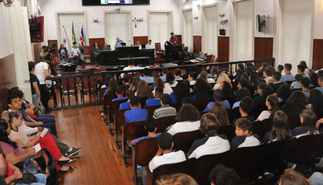 Educação para a cidadania: 120 alunos participam  da edição 2018 da Câmara Mirim (12/04/2018 00:00:00)