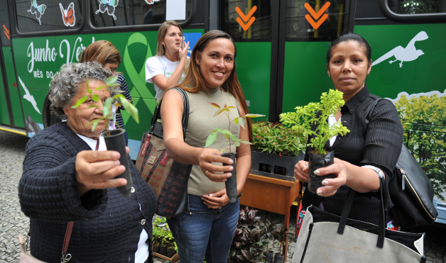 Junho Verde é lançado em frente à Câmara com distribuição de mudas (06/06/2018 00:00:00)