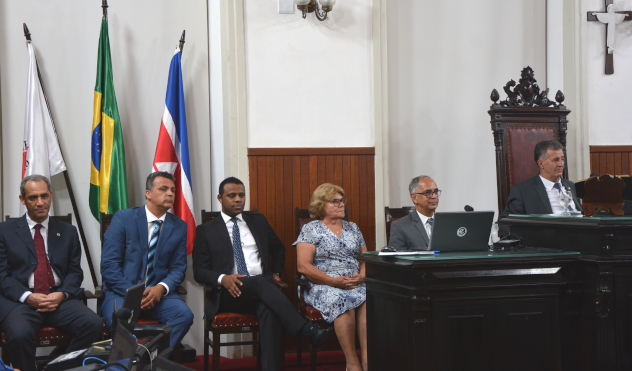 Solenidade da nova Mesa Diretora conta com a presença do prefeito Antônio Almas (03/01/2019 00:00:00)