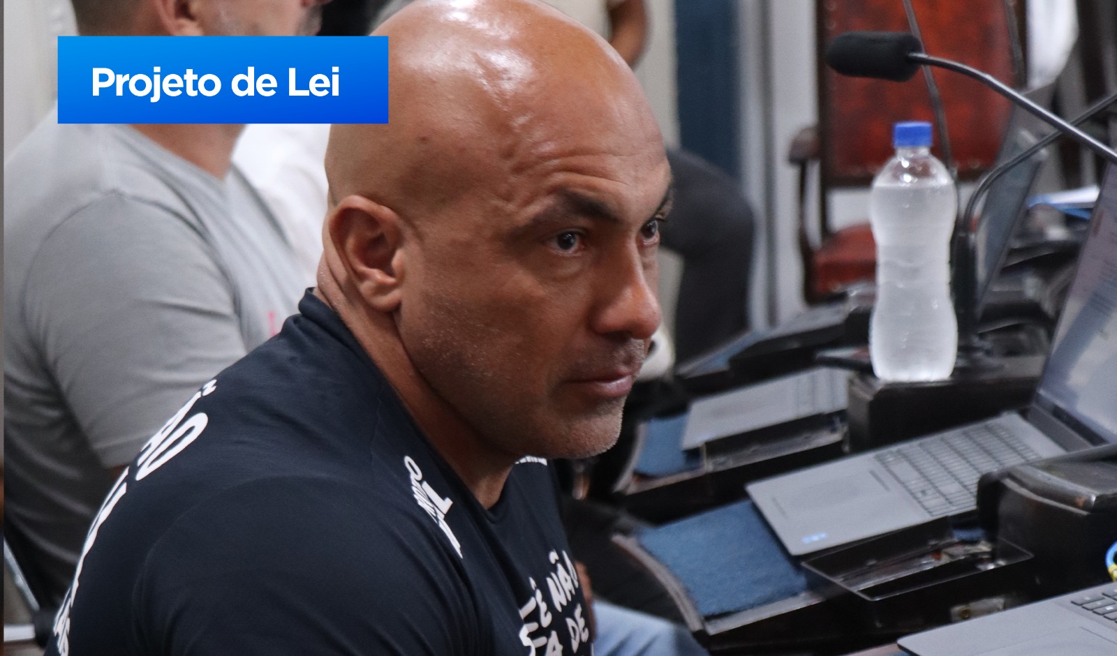 Vitinho propõe a proibição de animais de grande porte soltos e praças e ruas (24/01/2025 00:00:00)